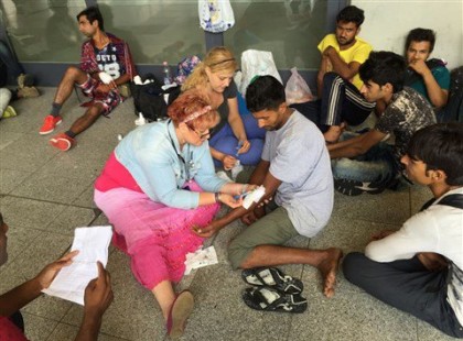 Ellopták a bevándorlók az őket lelkesen gyógyító orvosnő pénztárcáját - de nem baj, 