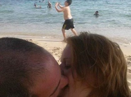 Annyit kértek, hogy valaki szedje le a képről a labdázó gyereket, erre beindult a mémgyár