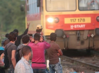 Na, most telt be a pohár: vonatokat dobálnak a migránsok