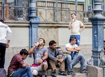 Szendvicseket osztanak a menekülteknek, de a MAGYAR hajléktalan hiába kért belőle, nem kaphatott!