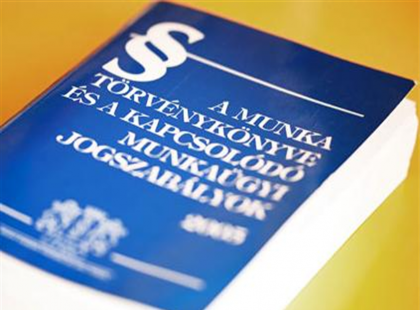MUNKA TÖRVÉNYKÖNYVE - EZEKET MAJDNEM MINDEN DOLGOZÓ MAGYAR ROSSZUL TUDJA!! A Munka Törvénykönyve szigorúan szabályozza a SZABADSÁGOT, PIHENŐIDŐT, VISSZAHÍVÁST, ALAPSZABADSÁGOT, PÓTSZABADSÁGOT! ITT VAN A MUNKAJOGÁSZ RÉSZLETES TÁJÉKOZTATÓJA :Kérlek osszátok meg minél többen, mert ezekkel a tényekkel minden dogozó magyar embernek tisztában kell lennie! KÖSZÖNJÜK!