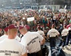 .... Megnyugtatlak, hogy nem akarok neked rosszat, csak a gazdag szomszédodhoz igyekszem, csak oda nem lehet egyszerűen a riasztó miatt bejutni.....