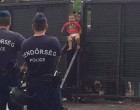 Átdobtak két gyereket a tüntető migránsok, jól látszik, Egy kis csöppség a migráns kezéből, a másikat a kerítés tetejére emelnek. Erre nincsenek szavak......Kérek mindenkit, ossza meg.... Hadd jusson el a nyugati sajtóhoz is.
