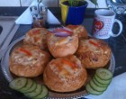 Töltött zsemle a szívemet is beleteszem módra :) Nem a megszokott recept, de annál jobb :)
