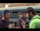Egy idegen migráns és egy magyar rendőr... kommentár nélkül . Hisz a kép, magáért beszél!
