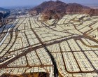 A képeken látható szaúd-arábiai sátortábor jelenleg is üres! A Mekkától 8 kilométerre fekvő város-méretű tábor 3.000.000 fő (!) befogadására alkalmas, de egyetlen menekült sem léphet be. A sátrak légkondicionáltak és tűzállóak. Minden évben egyetlen alkalommal használják, amikor a muzulmánok tömegesen elvándorolnak Mekkába. Vajon mennyire igazságos az a nyomás, amit a nyugat hazánkra helyez?