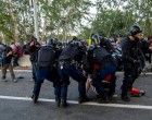 Azonosított terroristát fogtak el Röszkén! Az elfogott férfi a mai határ menti összecsapásokban vett részt. Egyelőre azt nem tudni, hol van a férfi, hol hallgatják ki.