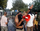 Azért az már nagyon komoly, mikor szegény menekült, életét féltve, elindul hazájából, gyalog több ezer km-t megtéve, de a csomagoláskor nem az útlevelét teszi be, hanem teljesen véletlenül egy hangosbeszélőt! :) Ilyen van? Megfordulna valakinek a fejében, hogy miőn az életéért menekül, egy megafont hozzon magával?