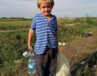 RAJTA MIÉRT NEM SEGÍT SENKI? A 8 ÉVES HORGOSI KISFIÚ MINDEN NAP A MIGRÁNSOK ÁLTAL SZÉTDOBÁLT ÉTELT GYŰJTÖTTE NAGYMAMÁJÁVAL.