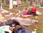 Már a temetőben táboroznak a migránsok!