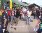 Így rúgdosták le a bicskei peronról az átadott ásványvizet! Íme a hivatalos rendőrségi videó és közlemény!