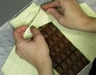 Egy tábla csokit tesz a leveles tésztába, majd elkezdi behajtogatni. Elképesztően FINOM sütit készít!