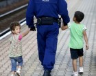 A magyar rendőr kézen fogva vezette a menekült kisgyerekeket a vonathoz