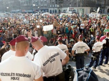 .... Megnyugtatlak, hogy nem akarok neked rosszat, csak a gazdag szomszédodhoz igyekszem, csak oda nem lehet egyszerűen a riasztó miatt bejutni.....