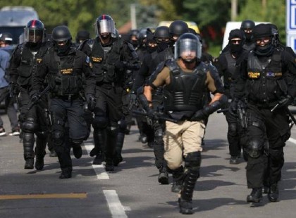 A BBC News oldalán a hozzászólók tömege áll ki, több mint ezer hozzászólásában a magyar rendőrök mellett ... Abnormálisnak tartják, hogy a határok megvédése ellen érvelnek az ENSZ politikusok! A hozzászólók 90%-a kiáll Magyarország és magyar kormány mellett ! GO HUNGARY ! PROTECT YOURSELF ! Osszátok!