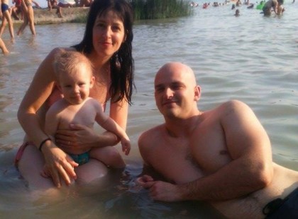 Kedves Ismerőseim, barátaim! Elmúlt hét pénteken Keszthelyen készítettem egy kedves családról ezt a képet. Sajnos rosszul mentettem el az email címüket ahová küldhetném számukra. Kérem, osszátok meg ezt a bejegyzést, hátha rátalálok a családra. Nagyon várják a képeket. Annyit tudok róluk, hogy a hölgyet Annának hívják, a kisfiút Nimródnak. Budapesten élnek, de az édesapát a nyárra a munkája Hévízhez köti. Segítsetek, hogy megtaláljuk őket. Köszönöm. Osszátok légy-szíves!!!