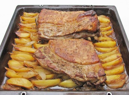 Mézes mustáros oldalas hagymás krumpli ágyon