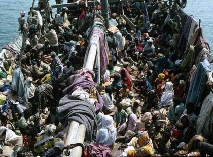 ITT AZ OK, amiért milliók tartanak Németországba, 1000 EURÓ, VAGYIS 300 EZER FT MUNKANÉLKÜLI SEGÉLYT kapnak a migránsok, ha menekült státust kapnak!!! Németországban ennyi a munkanélküli segély: 300 ezer ft! Nálunk a tisztes munka után végzett átlagfizetés sem ér el erre a szintre!