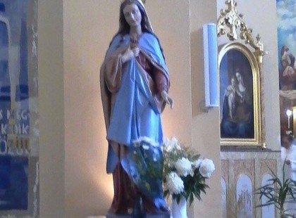 Ha nagyon fáj az élet terhe, Ha sok csapás hull reám, Elmegyek mindig a templomba S Hozzád fordulok Szűzanyám.