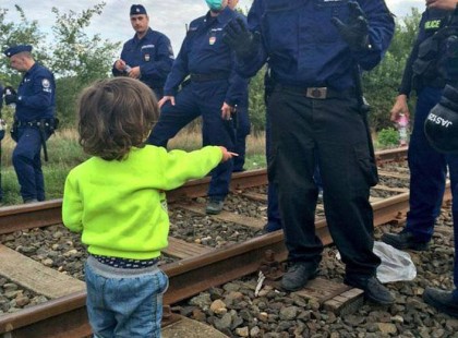 Eredjetek képek, járjátok be az internetet,a világot, ILYENEK a magyar rendőrök a menekültekkel!
