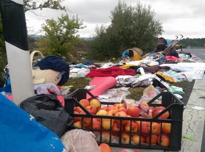 Brutális állapotok a zsámbéki lehajtónál... A német ZDF munkatársaival beszéltem az imént, most indulnak Ausztriába de előbb videóznak kiscipőket babakocsikat...