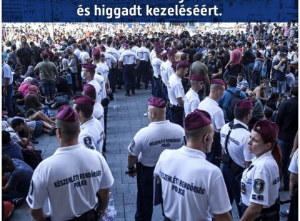 Amíg ezek a szegény álmenekültek dobálóznak az ásványvízzel és a kajával addig a MAGYAR rendőrök éhen-szomjan 12-24 órás szolgálatban állnak és próbálják békésen erőszak nélkül megoldani a helyzetet és MINKET MEGVÉDENI!!!