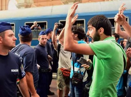 Akikről senki nem beszél:MINDEN TISZTELETEM A RENGETEG RENDŐRÉ,AKIKNEK EBBEN A KÁNIKULÁBAN ÓRÁKIG ÁLLVA REZIGNÁLTAN KELL TŰRNI!!!!EZEK A FIATALOK A MI GYEREKEINK,MI ÉRTÜK AGGÓDUNK!KITARTÁST NEKIK!!!!!!!! Kérlek oszd meg,hogy hozzájuk is eljusson,értékeljük,becsüljük a munkájukat!
