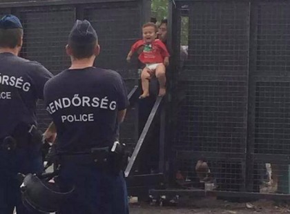 Átdobtak két gyereket a tüntető migránsok, jól látszik, Egy kis csöppség a migráns kezéből, a másikat a kerítés tetejére emelnek. Erre nincsenek szavak......Kérek mindenkit, ossza meg.... Hadd jusson el a nyugati sajtóhoz is.