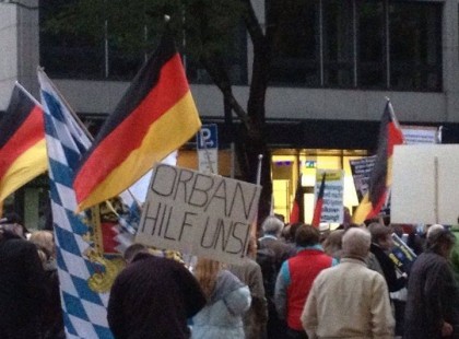 Orbán Viktor migrációval kapcsolatos véleményét úgy látszik már német tüntetéseken is kedvelik és van is alapja a szimpátiatüntetésnek. 