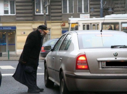 Szeretnék egy élményt megosztani veletek ! Auchan Csömörnél ma délután leszólított tisztelet tudóan egy idősebb hajléktalan látszó ember.
