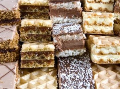 Egy fiatal nő várakozott egy nagy repülőtéren, hogy felszállhasson a repülőgépre.