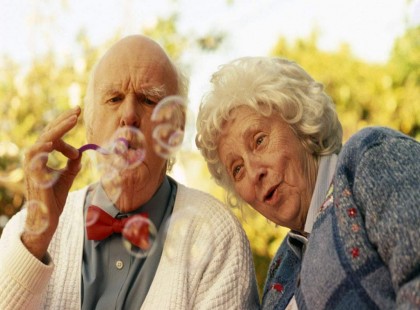 Egy nap egy szegény ember felesége, akinek nagyon hosszú haja volt, megkérte férjét, hogy vegyen neki egy új fésűt, hogy szépen ápolhassa a haját.