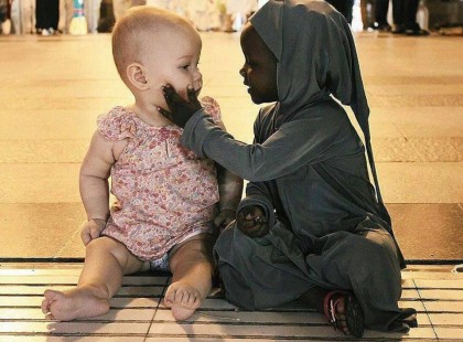 Az ember gyermeke nem születik sem rasszistának, sem gyűlölködőnek. A nevelés teszi azzá.