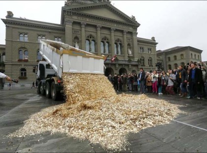 Svájcban – 15 tonna pénzt borítottak az utcára