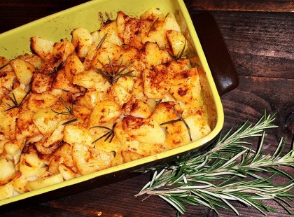 Rozmaringos fokhagymás tepsis burgonya – tökéletes köret, amivel képtelenség betelni!