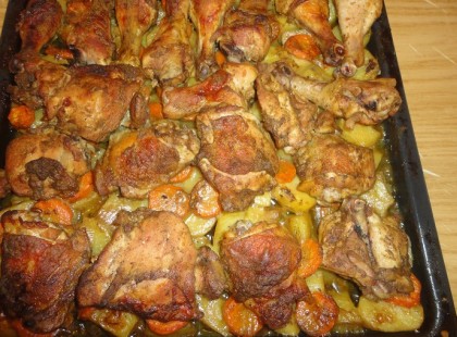 Fokhagymás csirkecombok zöldségágyon – szinte magától elkészül és elképesztően finom!