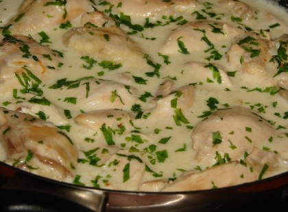 Tejfölös fokhagymás csirkecombok – könnyed és csodás étel!!