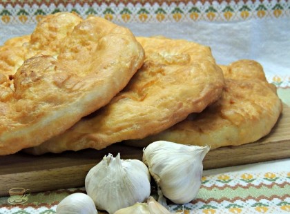 Varázslatos tejfölös lángos – a tésztája nagyon különleges és 3 napig is eláll a hűtőben!!
