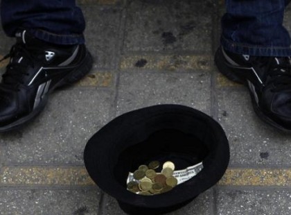 Egy kéregető vak fiút látott az utcán a férfi. Amikor átírta az eléje helyezett cetlit döbbenetes dolog történt!