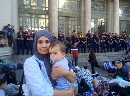 Kalandvágyó anyukaként úgy döntöttem, ideje kipróbálni, milyen az, ha ma Magyarországon az ember lánya egy kendővel a fején próbál szerencsét a Keleti pályaudvar környékén.