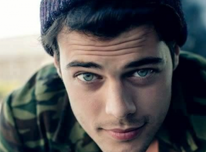 Bátor az, aki búcsút mer inteni minden olyan érzésnek, ami olyan valakihez köti, aki nem úgy bánik vele, mint amit megérdemel. Bátor az, aki el mer búcsúzni, vissza mer vonulni, hogy egy olyan kapcsolatot alakítson ki magával, amiben boldog, amivel elégedett. Hiszen ez a kapcsolat fog másolódni, ez fog visszatérni az életedben, ez lesz a sztenderd. De addig, amíg nem változtatsz, amíg képtelen vagy elhinni, hogy téged is szerethetnek, hogy Te is elég vagy, folyton olyan embereket találsz magad körül, akik hasonló csatákat vívnak - az pedig olyan tapasztalatokat eredményez, amikben eddig volt részed. Olyanokat pedig lehet, hogy már nem akarsz. Az igazi szerelem akkor jön, ha tisztában vagy magaddal, hamis világba senki sem tud beleszeretni.