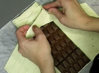 Egy tábla csokit tesz a leveles tésztába, majd elkezdi behajtogatni. Elképesztően FINOM sütit készít!