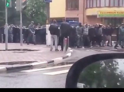 Így működik az Oroszoknál a menekült helyzet! videó - Orosz rendőrség Vs Migránsok