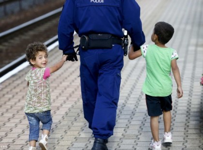 A magyar rendőr kézen fogva vezette a menekült kisgyerekeket a vonathoz