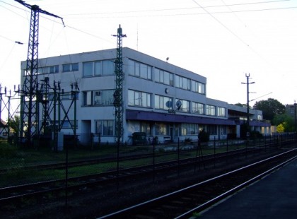 Kedves Mindenki! Szüleim ma délután érkeztek haza Angliából. A bicskei nagy vasútállomáson apukám letette a padra maga mellé a válltáskáját. A buszra szállva vették észre, hogy a kis tatyi Bicskén maradt. Felcsútra érve azonnal kocsiba ültek és visszamentek, de sajnos már találták meg. Az összes irat, bankkártya, pénz abban volt. Telefon természetesen már kikapcsolva. Kérem, hogy akinek valami információja van, jelezze! Az eset ma délután 15.20-kor történt. Ha a megtaláló esetleg magára ismer, legyen annyi becsület benne, hogy legalább az iratokat visszaszolgáltatja! Megosztásokat köszönöm!