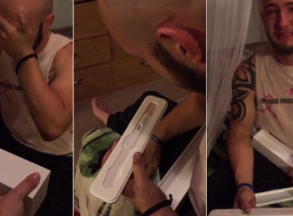 Azt hitte a férfi, hogy egy Apple órát kap ajándékba, helyette azonban sokkal nagyobb dolog várta – VIDEÓ