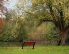 Egy fiatal ült a padon, amikor egy fehérbe öltözött ember ült le mellé. Hihetetlen ami ezután történt!