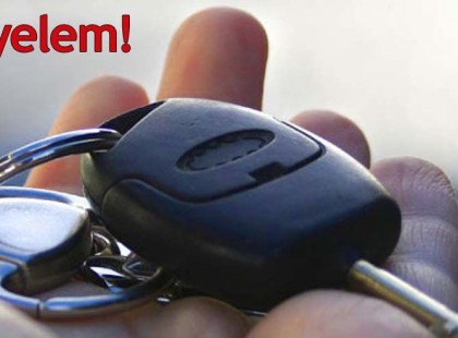 Figyeljetek oda! Így rabolják ki a parkoló kocsikat a bevásárló központok parkolójában.