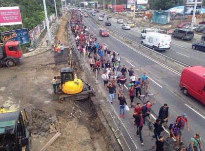 Az ember hajt az országúton és meglát egy kígyót mozdulatlanul.Tanulságos történet