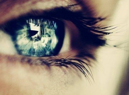 Sosem tudhatjuk, mi húzódik meg egy-egy mosoly, egy-egy tekintet mögött. Hogy mennyi fájdalom, kétség, csalódás gyötörhet egy mosolygó embert legbelül – úgy, hogy közben a nagyvilág ebből vajmi keveset érzékel. Van abban valami, hogy néha nem azért mosolyog valaki, mert olyannyira vidám, hanem mert olyannyira erős… Szalai Vivien